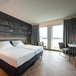 Loginn Airport 3*
