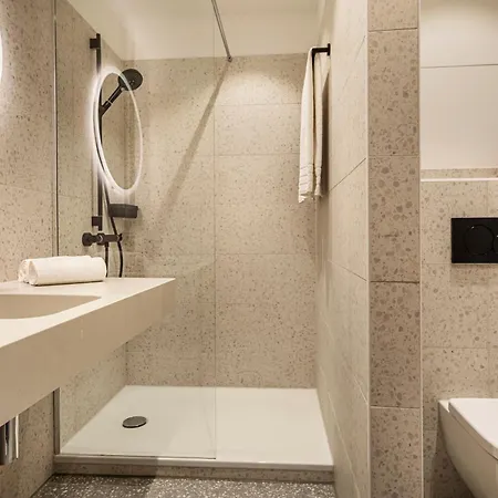 Hotel Loginn Airport Kolonia