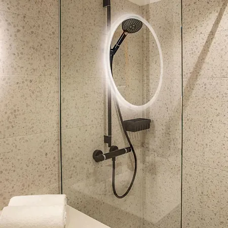 Loginn Airport Kolonia