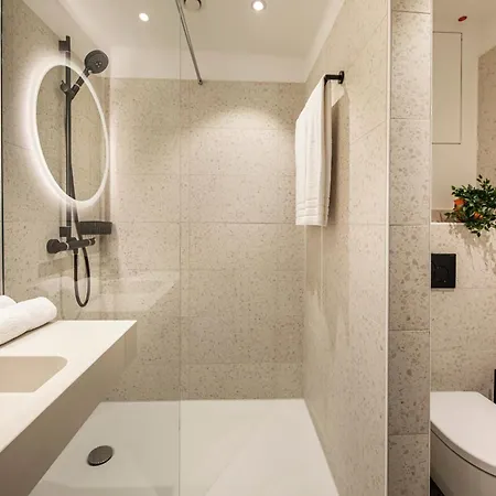 Loginn Airport 호텔