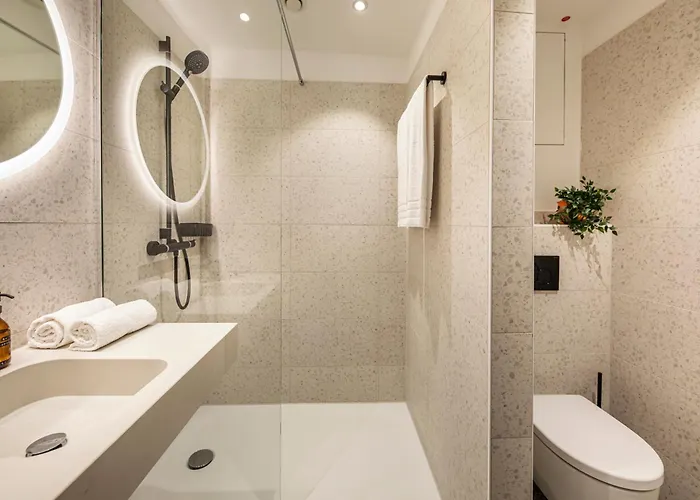 Loginn Airport Отель