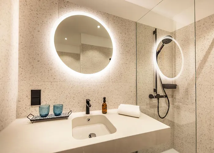 Отель Loginn Airport 3*